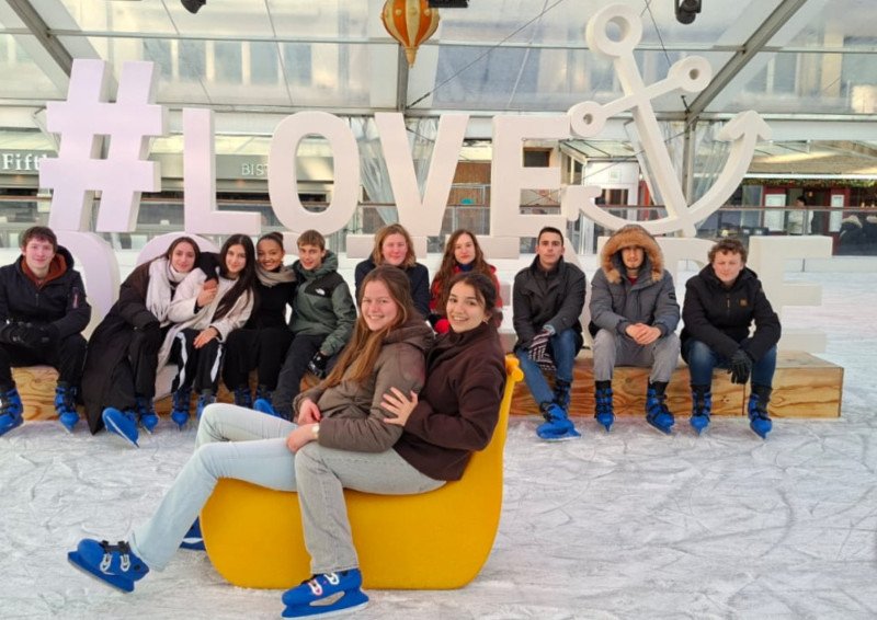 2025-12 Vesalius schaatsen -1-.jpg