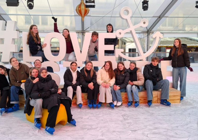 2025-12 Vesalius schaatsen -2-.jpg